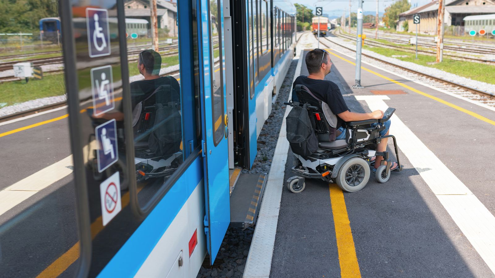 Navia autonomous shuttle - product gallery overview